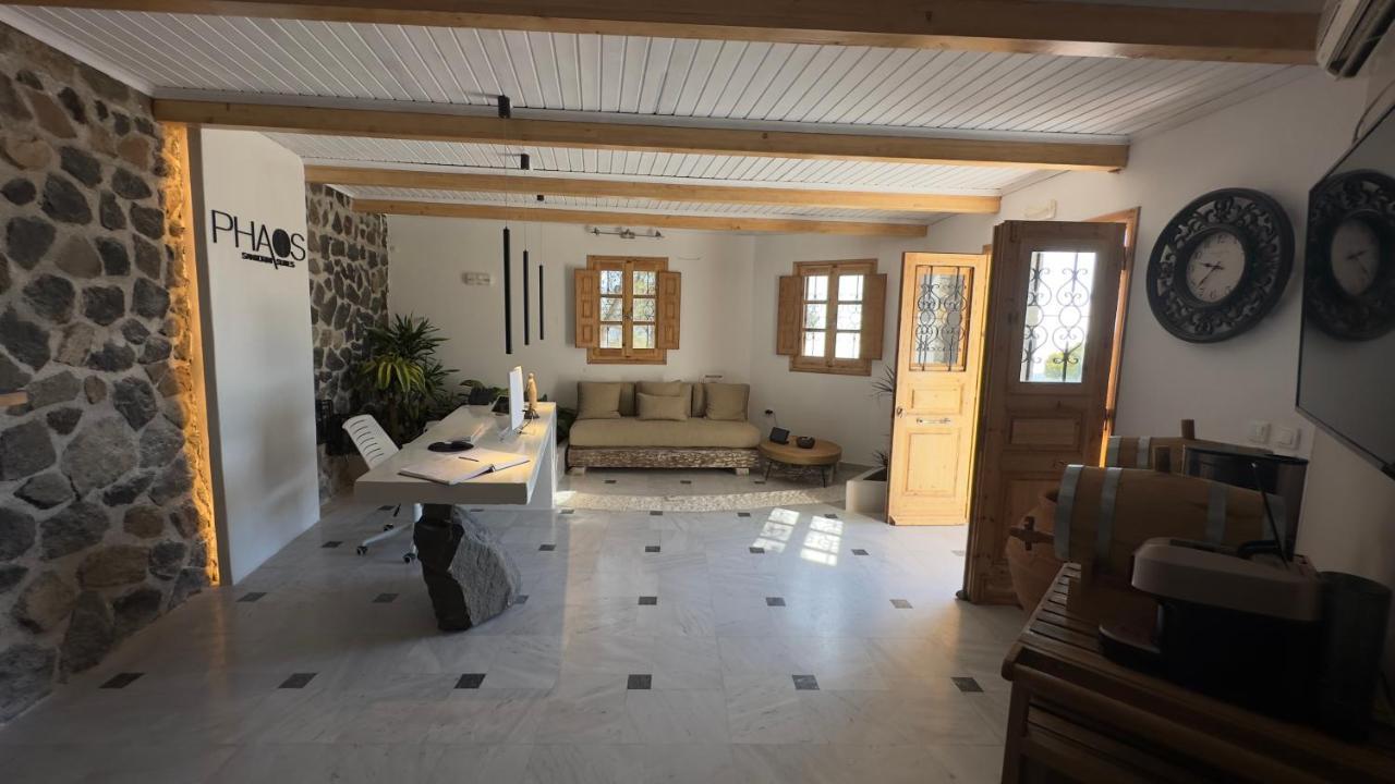 Phaos Santorini Suites 易莫洛林 外观 照片